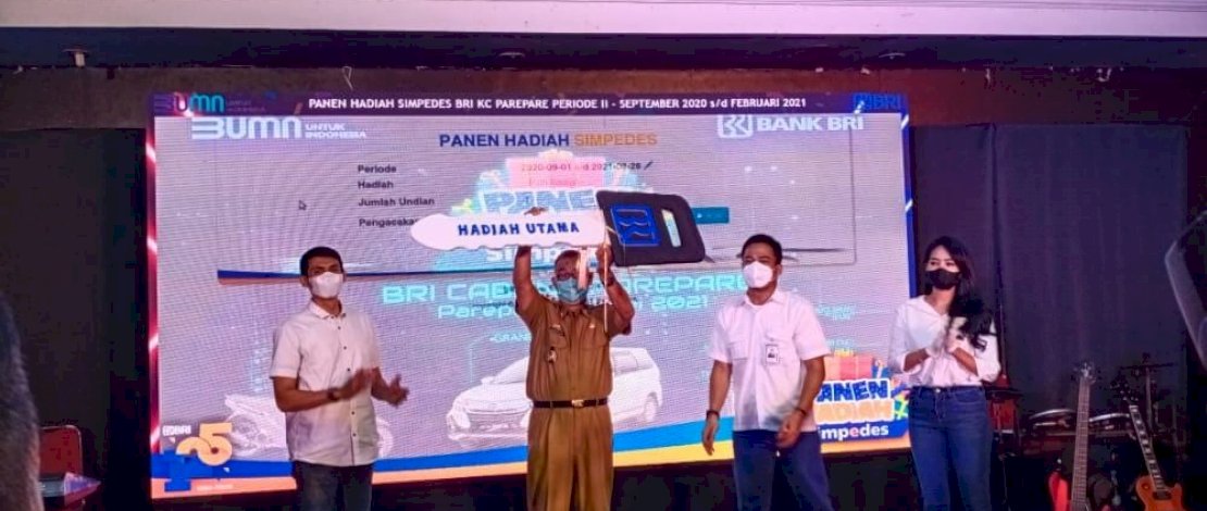 Suasana penarikan hadiah BRI di Cabang Parepare.