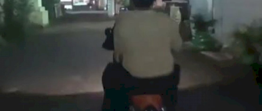 Fahri saat dibawa petugas dari Tim Penikam Polrestabes Makassar.