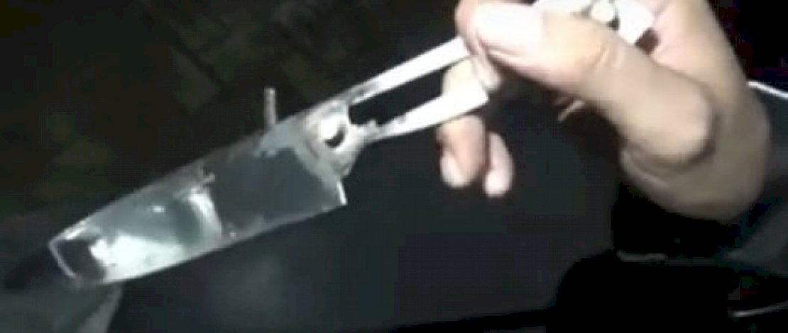 Pelaku diamankan bersama barang bukti pisau dapur.