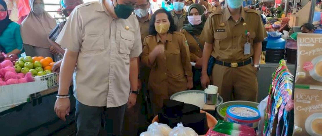 Bupati Pinrang, Irwan Hamid saat mengunjungi pasar. 