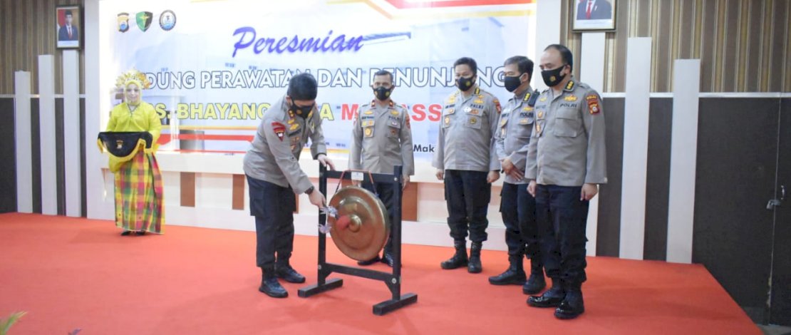 Kapolda Sulsel, Irjen Pol Merdisyam, meresmikan gedung perawatan baru RS Bhayangkara.