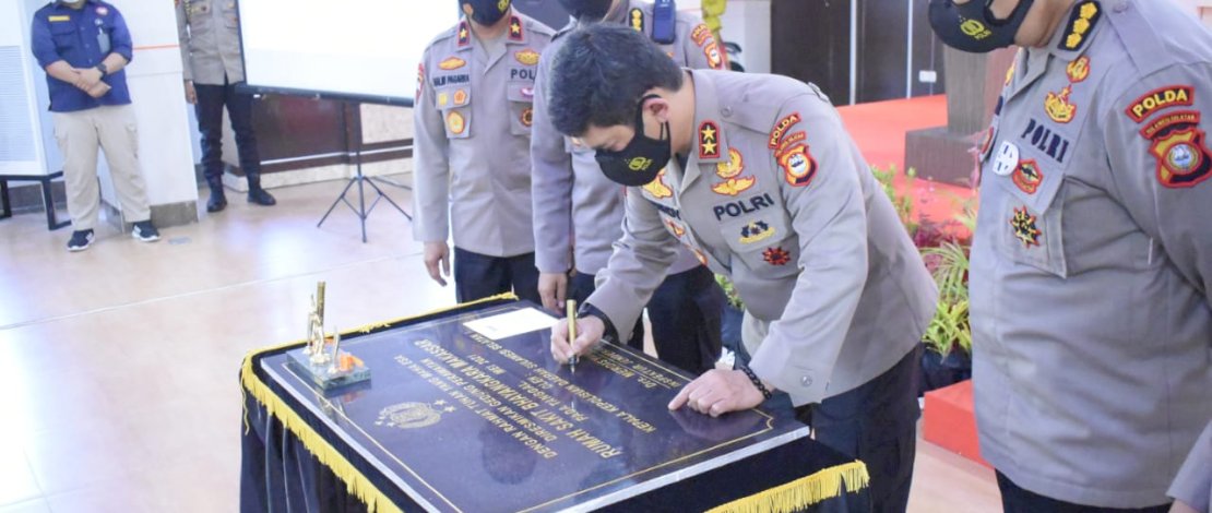 Kapolda Sulsel, Irjen Pol Merdisyam, meresmikan gedung perawatan baru RS Bhayangkara.