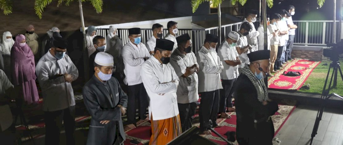 Shalat Gerhana Berjamaah, Danny Doakan Makassar Cepat Pulih dari Covid 19