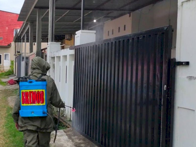 Cegah Covid-19, Brimob Semprot Disinfektan ke Rumah Warga Bone