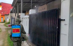 Cegah Covid-19, Brimob Semprot Disinfektan ke Rumah Warga Bone