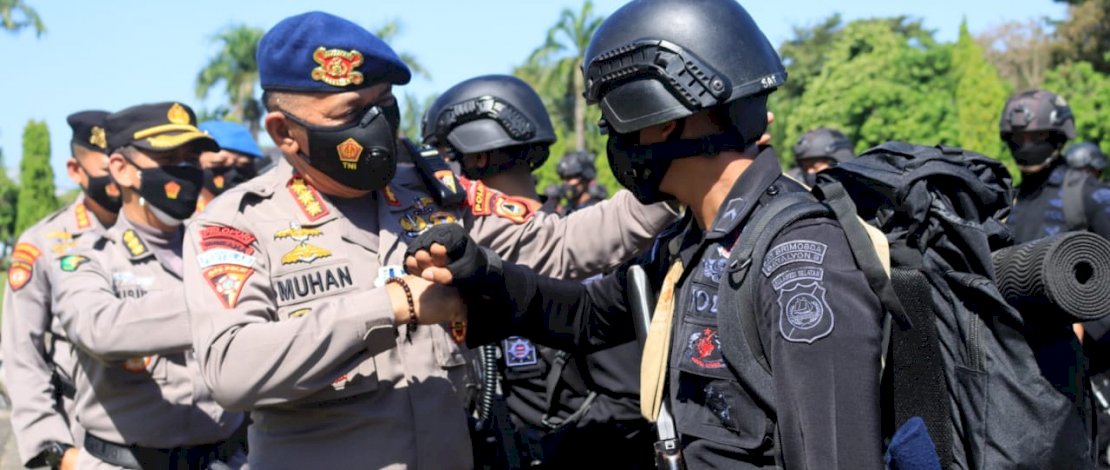 Karo Ops Polda Sulsel Kombes Pol Adeni Muhan Daeng Pabali, menyambut personel Brimob Polda Sulsel yang sukses mengawal PSU di Yalukimo, Papua.