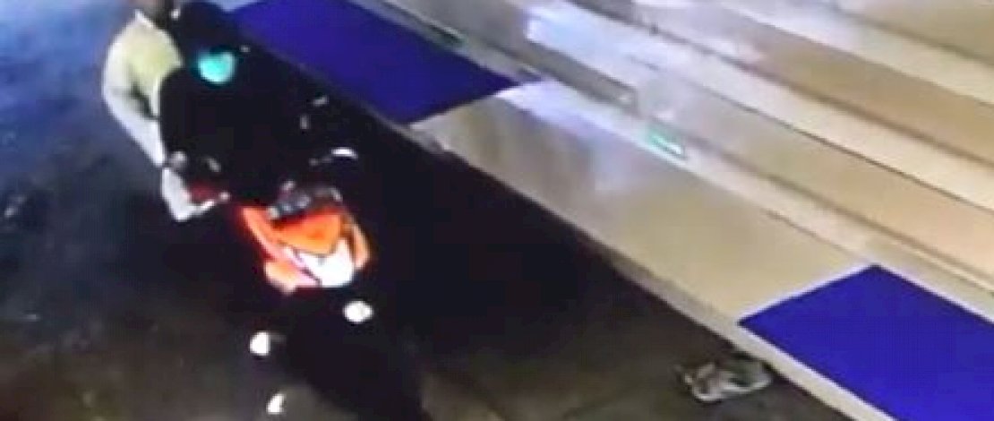 Tangkapan layar CCTV terduga pelaku pencurian ponsel.