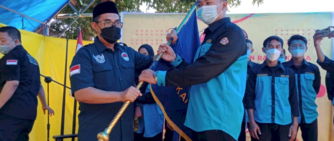 Ketua Karang Taruna Takalar, H Achmad Daeng Se're saat melantik pengurus Karang Taruna Galsel.