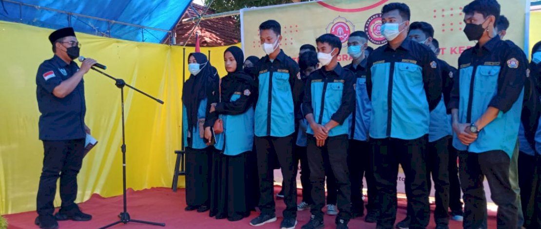 Ketua Karang Taruna Takalar, H Achmad Daeng Se're saat melantik pengurus Karang Taruna Galsel.