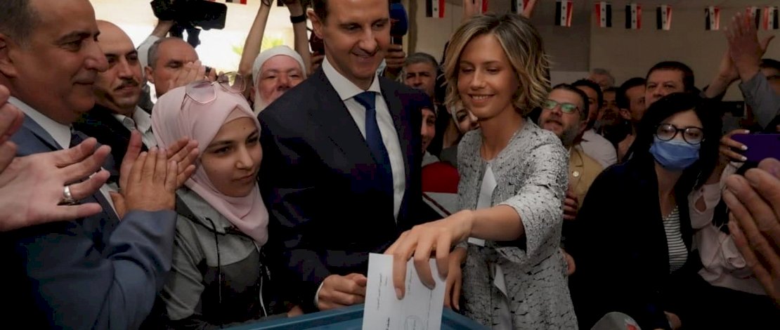 Presiden Bashar al Assad bersama istrinya Asma saat dia memberikan suaranya Presiden Bashar al Assad bersama istrinya Asma saat dia memberikan suaranya