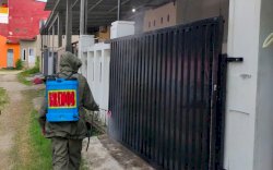 Brimob Yon C Pelopor Semprot Disinfektan ke Rumah Warga