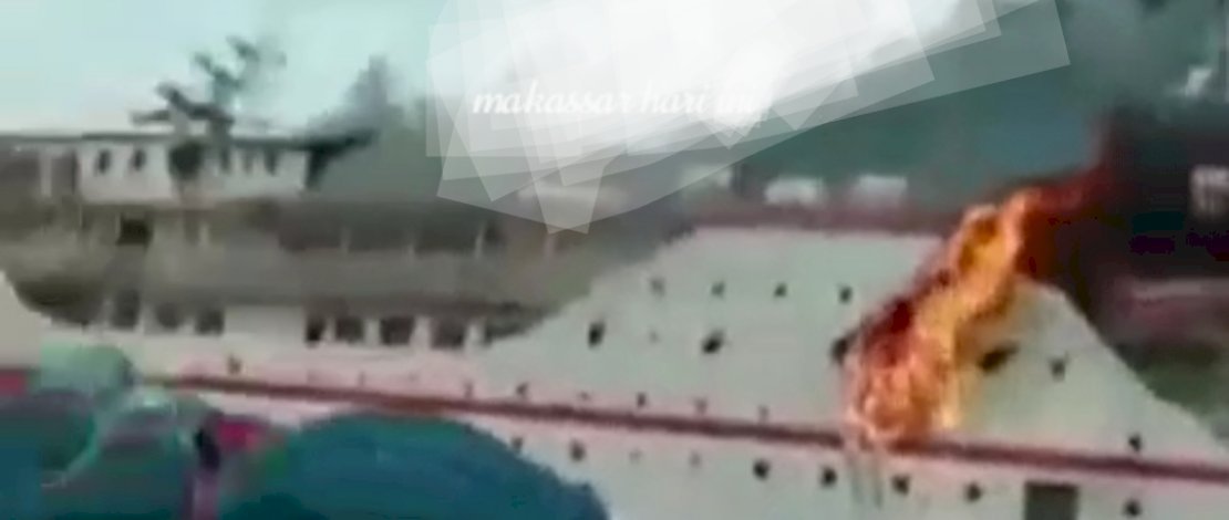 Kapal terbakar di perairan Sula, Maluku Utara.