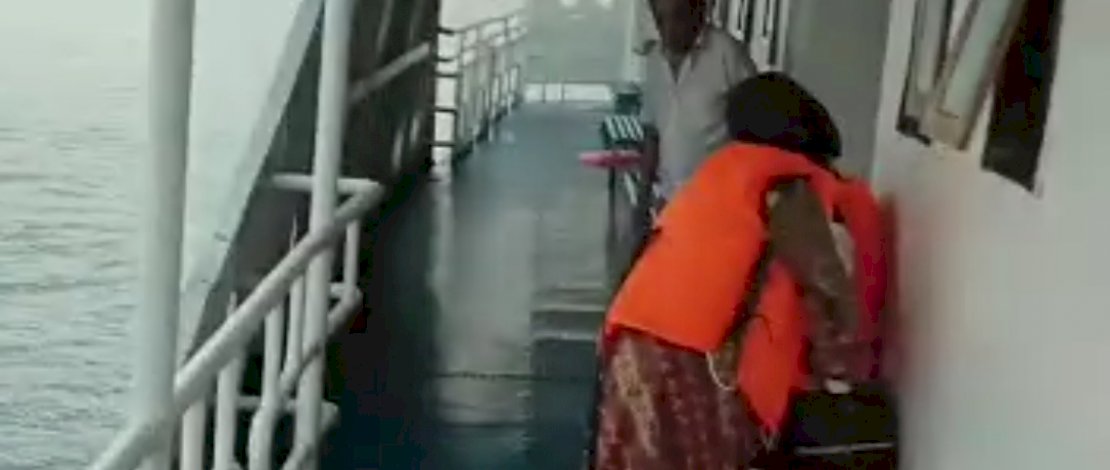 Kapal terbakar di perairan Sula, Maluku Utara.