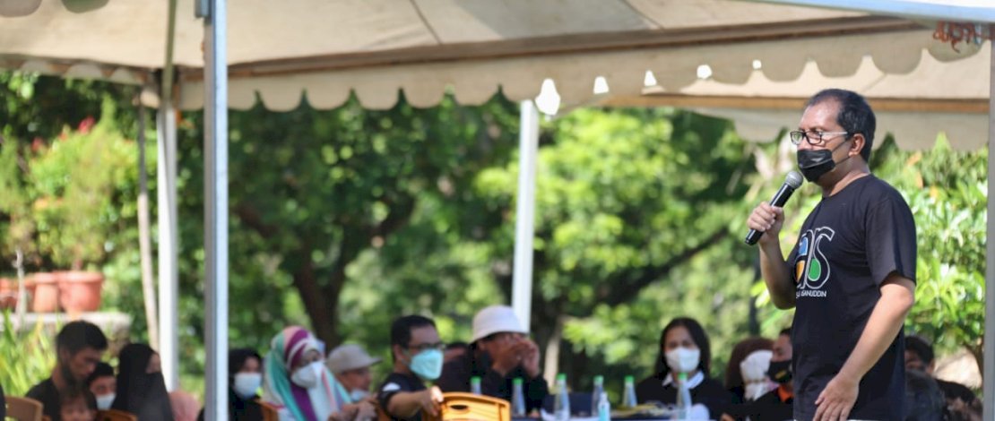 Walikota Makassar Moh. Ramdhan "Danny" Pomanto memberikan sambutan pada acara silaturahmi yang diselenggarakan Ikatan Alumni Arsitek (IKATEK) Universitas Hasanudin (Unhas) di Villa Tokka kabupaten Maros.