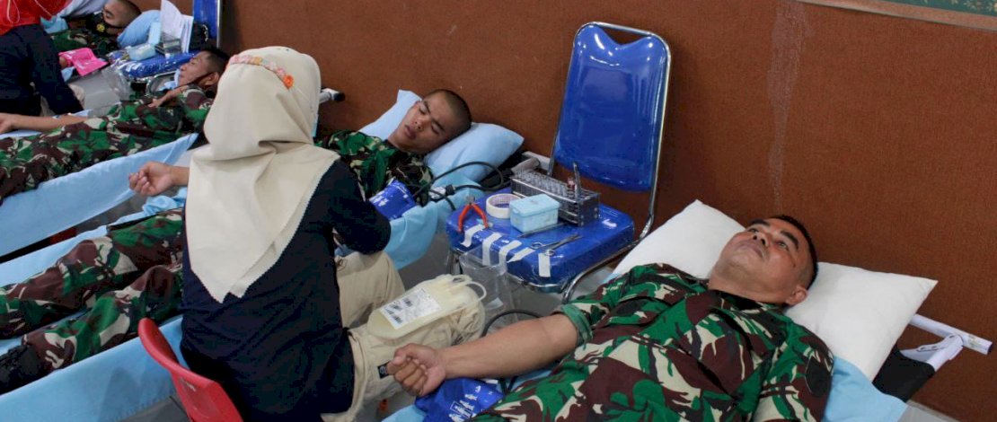 Kegiatan donor darah yang digelar Kodim 1405/Parepare, dalam rangka memperingati HUT ke-64 Kodam XIV Hasanuddin.