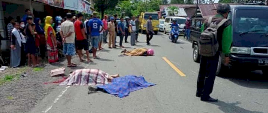 Korban tergeletak di tengah jalan. Kartu identitas korban.