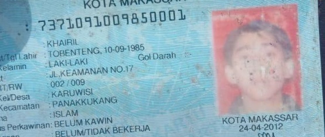 Korban tergeletak di tengah jalan. Kartu identitas korban.
