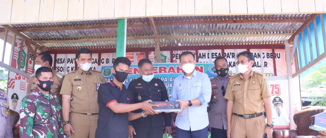 Penyerahan bantuan PKH oleh Bupati Takalar, Senin (31/5/2021).