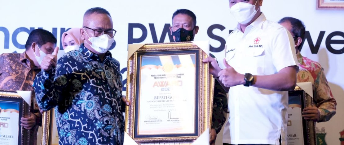 Adnan Raih Penghargaan Peduli Pers dari PWI Sulsel