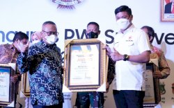 Adnan Raih Penghargaan Peduli Pers dari PWI Sulsel