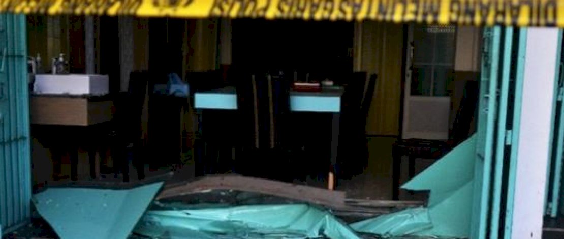 Penampakan pintu kaca rumah makan yang terdampak ledakan tabung gas di Jl Pengayoman, Makassar. (Foto: Abriawan Abhe/Antara via detik)