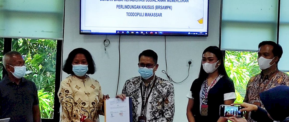 Kemensos Gandeng Bank Mandiri Salurkan Bantuan ATENSI di Makassar Kemensos Gandeng Bank Mandiri Salurkan Bantuan ATENSI di Makassar