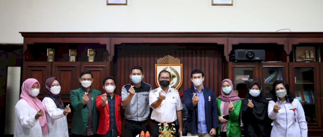 BERSAMA ISMKI. Wali Kota Makassar, Moh Ramdhan "Danny" Pomanto, saat menerima pengurus Ikatan Senat Mahasiswa Kedokteran Indonesia (ISMKI) Wilayah IV, di Balai Kota Makassar, Rabu, 2 Juni 2021.