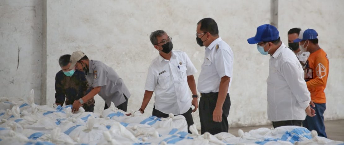 TINJAU GUDANG. Wali Kota Makassar, Danny Pomanto, saat meninjau gudang penyimpanan segala perlengkapan maupun kebutuhan equipment dari program Makassar Recover, di Kecamatan Tallo, Rabu, 2 Juni 2021.