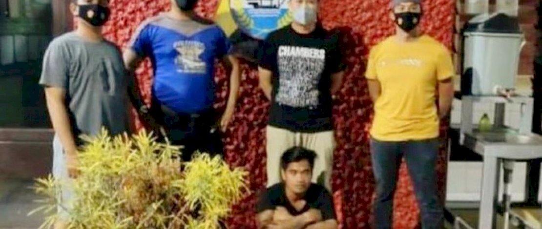 Ansar (jongkok) saat ditangkap di Pammana.