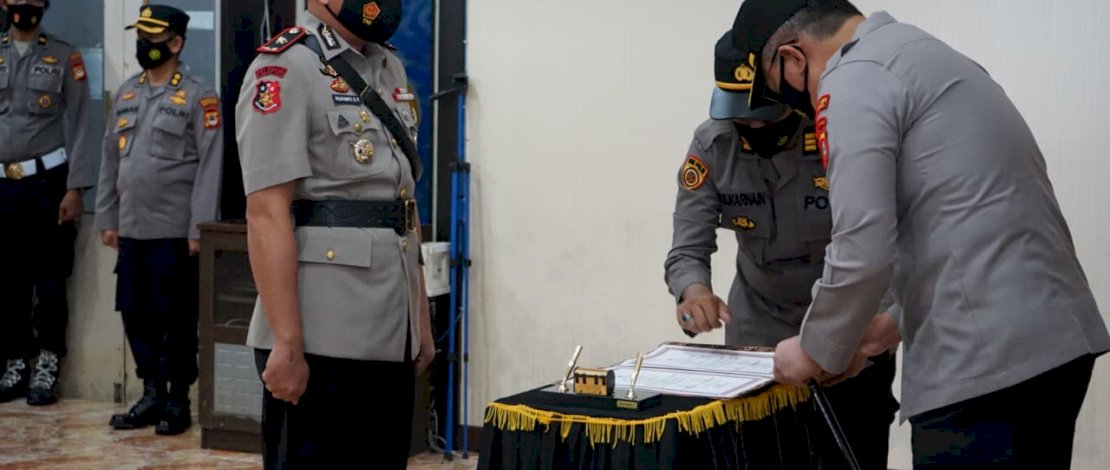 Proses serah terima jabatan Kapolsek Biringkanaya.