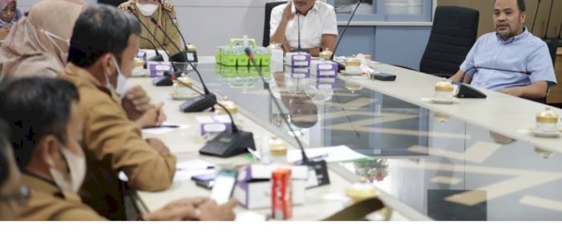 Ketua Komisi D DPRD Kota Makassar, Abdul Wahab Tahir saat memimpin RDP dengan Disdik Kota Makassar. (Foto: Humas DPRD Kota Makassar)