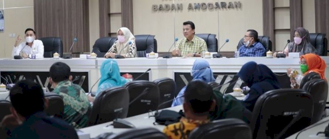 Suasana RDP Komisi D DPRD Kota Makassar bersama Disdik dan K3S terkait penjualan foto Wali Kota Makassar.