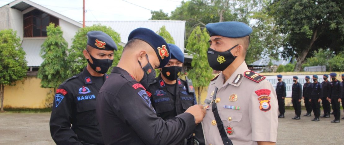 Komandan Batalyon ( Danyon ) C Pelopor Satbrimob Polda Sulsel Kompol Nur Ichsan,S.Sos. Inspektur Upacara memimpin langsung pengambilan sumpah jabatan yang diucapkan oleh pejabat yang serah terima.