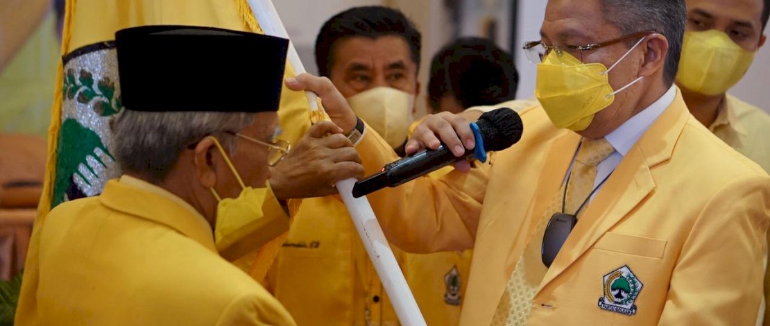 Ketua DPD I Golkar Sulsel, Taufan Pawe menyerahkan bendera Golkar ke Ketua DPD II Golkar Gowa Ambas Syam yang terpilih secara aklamasi.