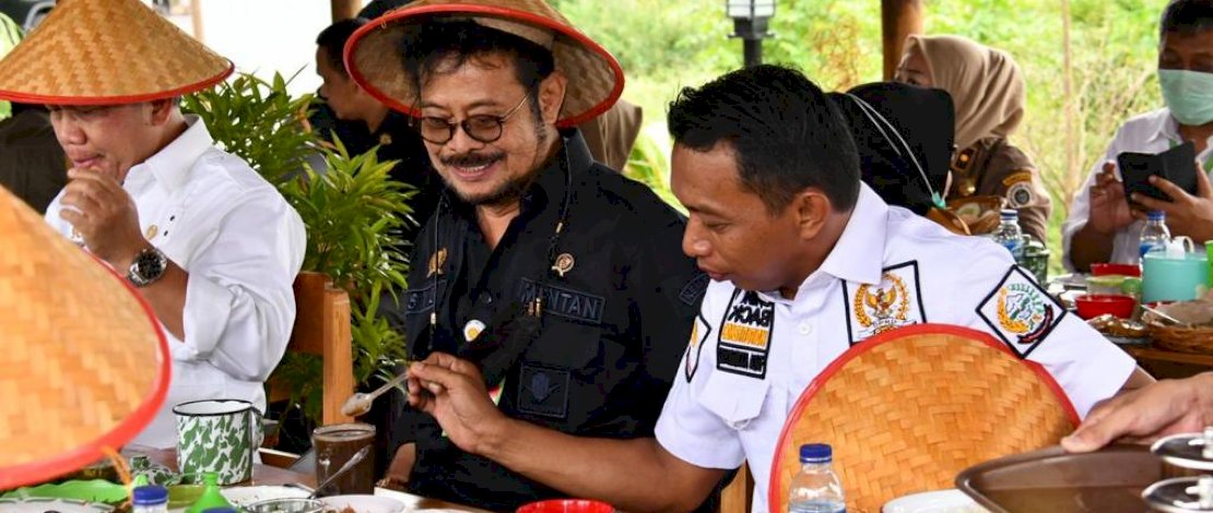 Kunjungan Kerja di Sidrap, Mentan Sempatkan Wisata Kuliner Kunjungan Kerja di Sidrap, Mentan Sempatkan Wisata Kuliner
