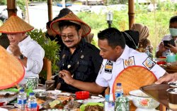Kunjungan Kerja di Sidrap, Mentan Sempatkan Wisata Kuliner 