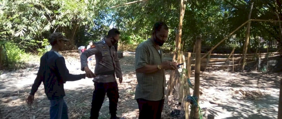 Personel Polsek Labakkang membongkar arena judi sabung ayam.