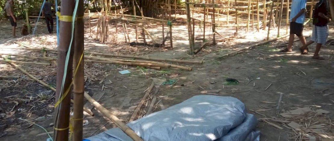Personel Polsek Labakkang membongkar arena judi sabung ayam.