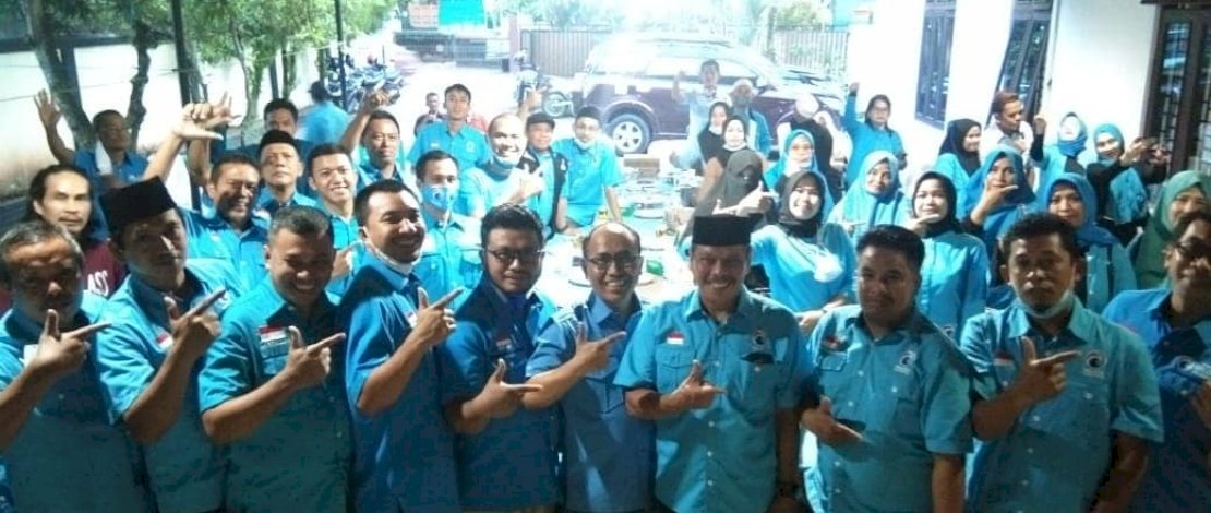 Sekretaris DPW Sulsel Mudzakkir Ali Djamil (tengah) memimpin konsulidasi Partai Gelora Sulsel yg dilaksanakan di Kota Palopo Minggu 6 Juni, 2021. Sekretaris DPW Sulsel Mudzakkir Ali Djamil (tengah) memimpin konsulidasi Partai Gelora Sulsel yg dilaksanakan di Kota Palopo Minggu 6 Juni, 2021.