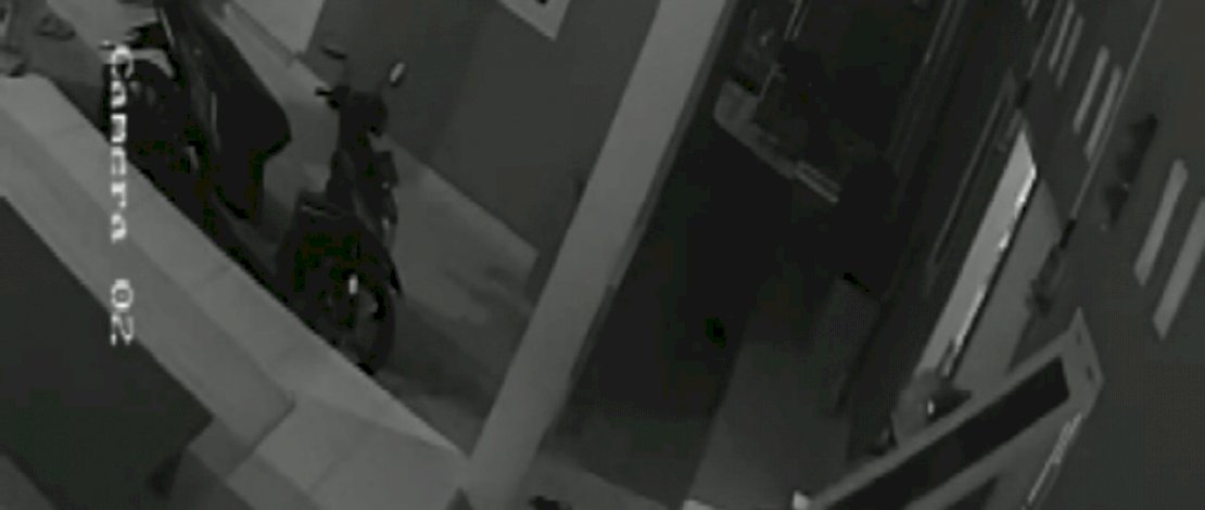 Gerak-gerik pelaku terekam CCTV.