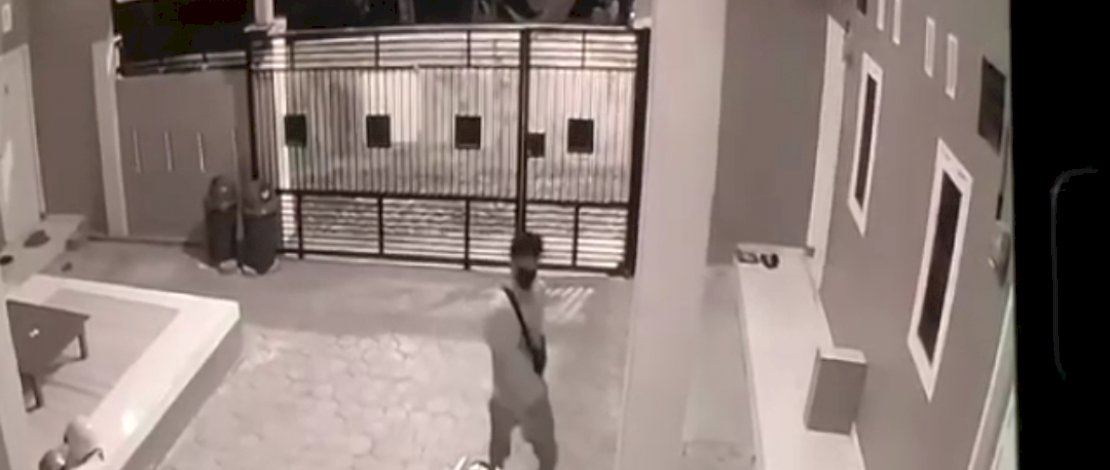 Gerak-gerik pelaku terekam CCTV.