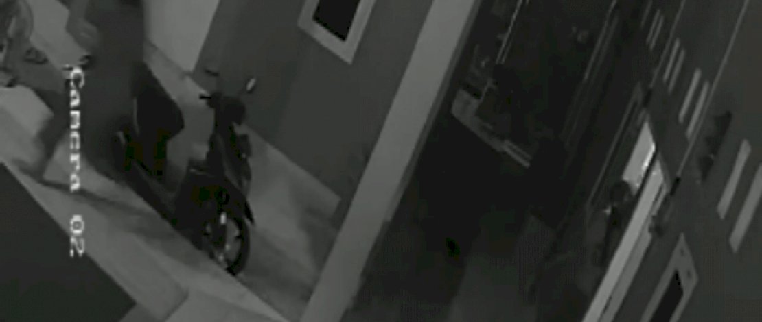 Gerak-gerik pelaku terekam CCTV.