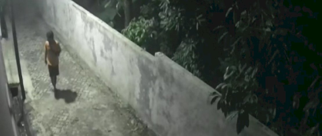 Gerak-gerik pelaku terekam CCTV.