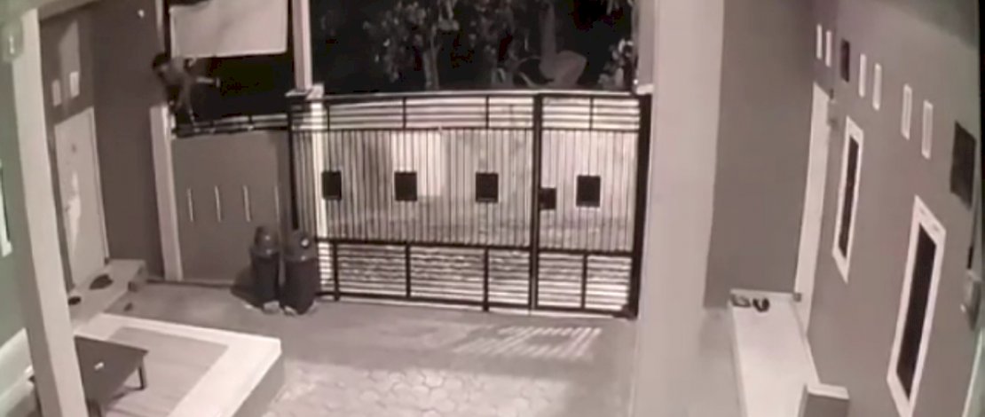 Gerak-gerik pelaku terekam CCTV.