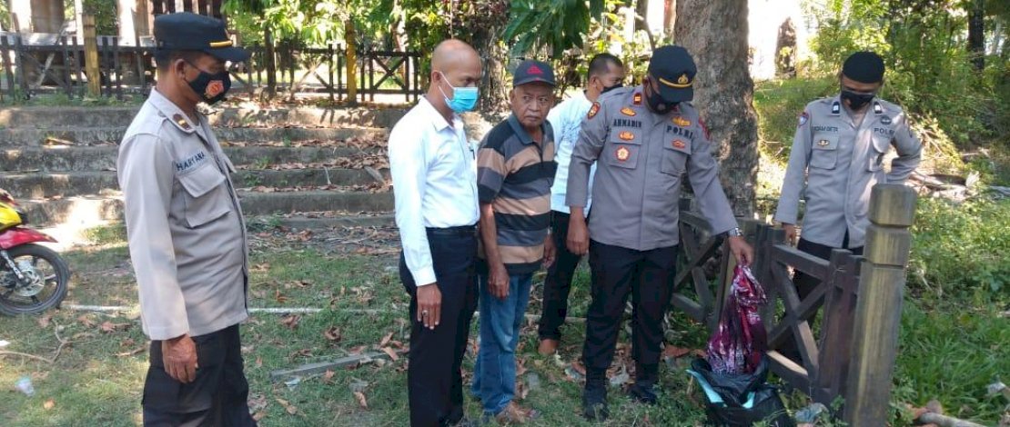 Kapolsek Barombong, Gowa, Iptu Ahmadin bersama personel di lokasi penemuan mayat bayi.