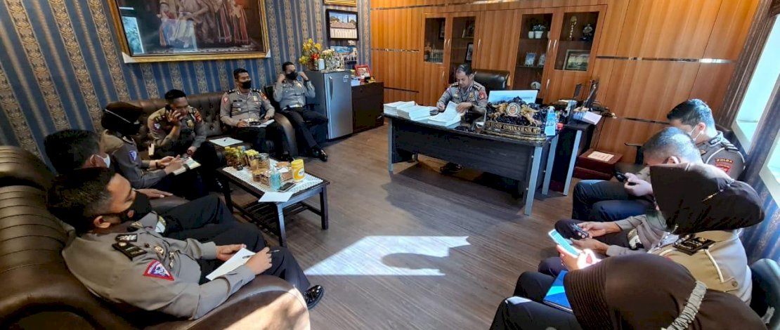 Suasana anev Subdit Regident Polda Sulsel. Suasana anev Subdit Regident Polda Sulsel.