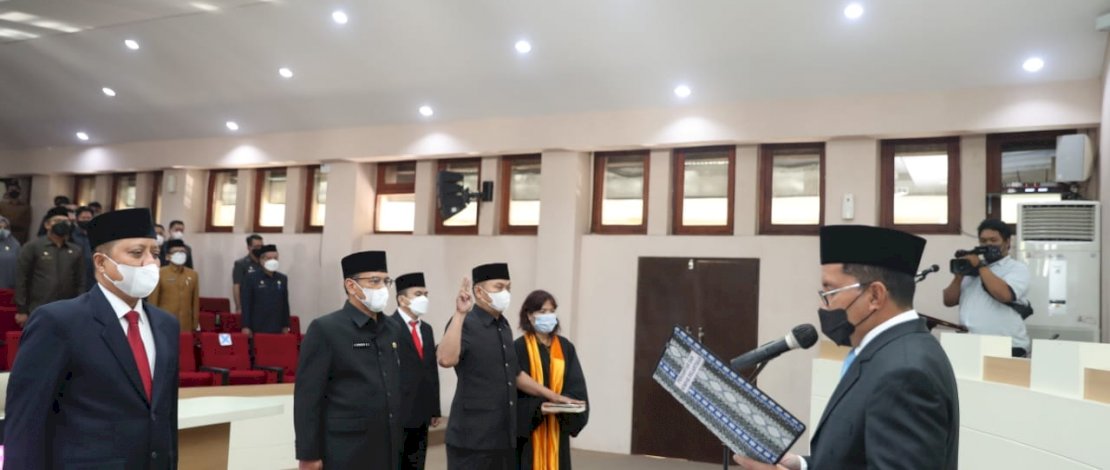 Wali kota Makassar, Moh. Ramdhan ‘Danny’ Pomanto mengukuhkan 61 orang pejabat pemerintah Kota Makassar yang berstatus Pelaksana Tugas (PLT), di ruang Sipakatau, Senin (7/6/21).