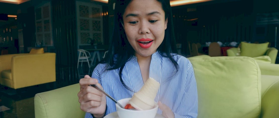 Salah satu pengunjung Dalton Hotel menikmati sajian menu Summer Free seharga Rp 15.000 di The Lounge Dalton Hotel Makassar, Selasa (8/6/2021).