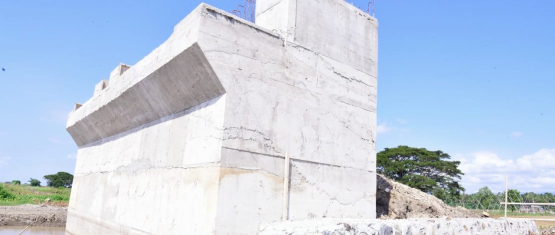 Plt Gubernur Sulsel, Andi Sudirman Sulaiman bersama Bupati Sidrap Dollah Mando, meninjau jembatan Malake di Wette'e.