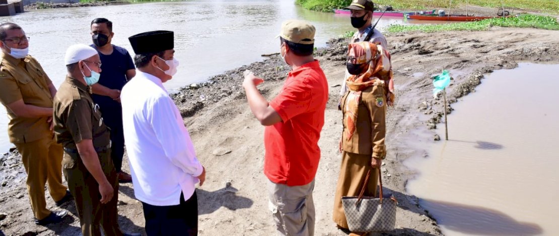Plt Gubernur Sulsel, Andi Sudirman Sulaiman bersama Bupati Sidrap Dollah Mando, meninjau jembatan Malake di Wette'e.